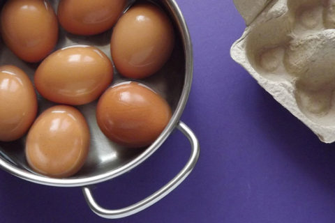 Eier im Topf kochen